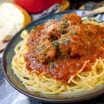 Langzaam gekookte Italiaanse Gravy met gehaktballen en worst op een bord