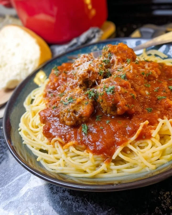 Langzaam gekookte Italiaanse Gravy met gehaktballen en worst op een bord