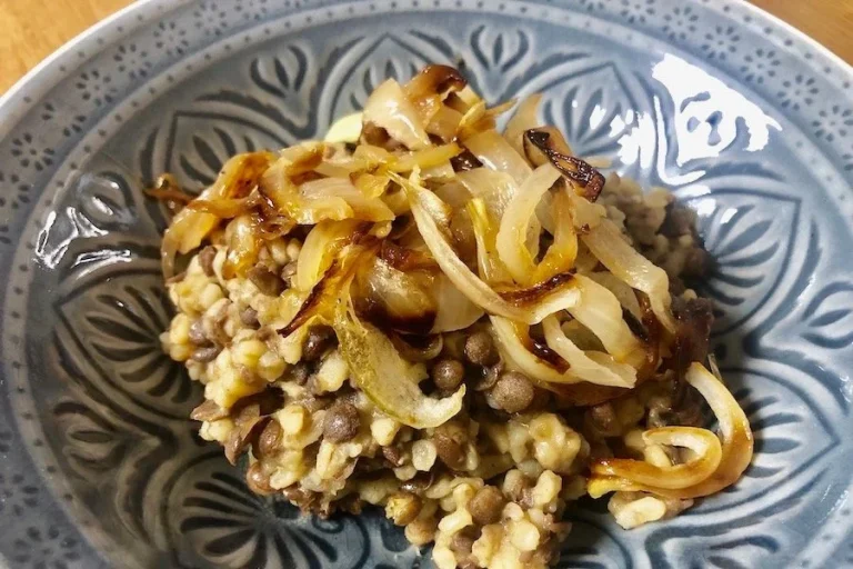 Makkelijke bulgur salade met linzen, groenten en kruiden
