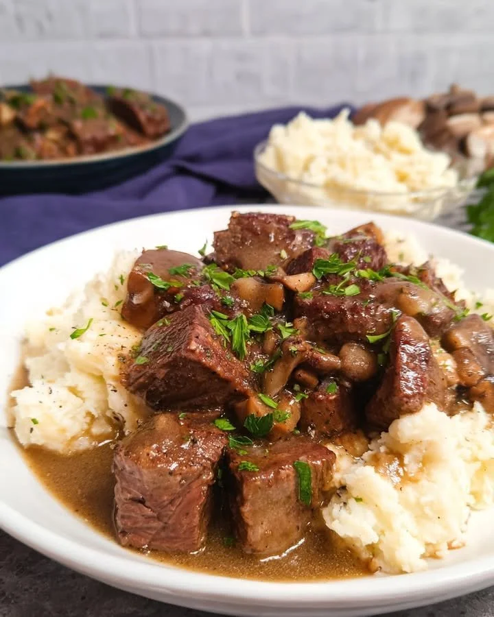 Malse rundvleesreepjes in champignon-uienjus uit de slowcooker