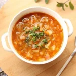 Heerlijke minestrone soep met groenten en pasta in een kom.