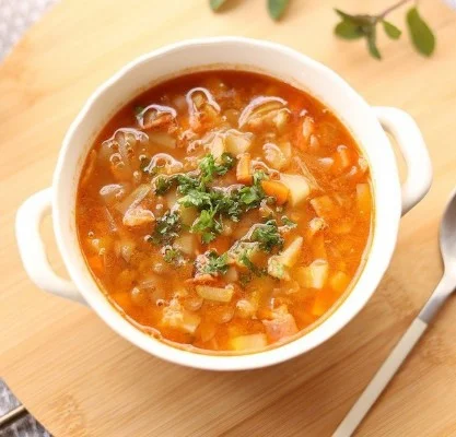 Heerlijke minestrone soep met groenten en pasta in een kom.