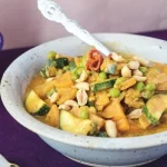 Heerlijke pinda curry met noten en kruiden, perfect voor een vegetarische maaltijd.