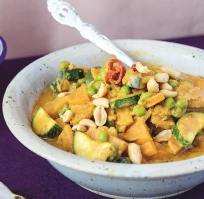 Heerlijke pinda curry met noten en kruiden, perfect voor een vegetarische maaltijd.