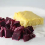 Polenta plakken met biet, appel en groenten, geserveerd met sojayoghurt.