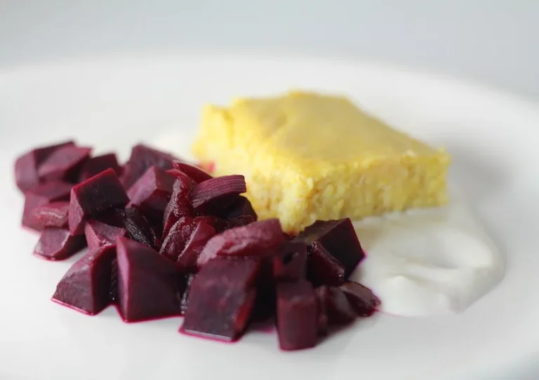 Polenta plakken met biet, appel en groenten, geserveerd met sojayoghurt.