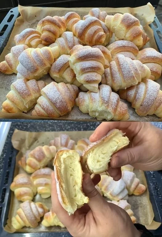 Heerlijke puddingcroissants met romige vulling op een serveerschaal