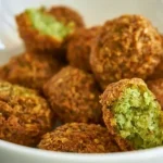 Zelfgemaakte falafel met tahinisaus op een bord
