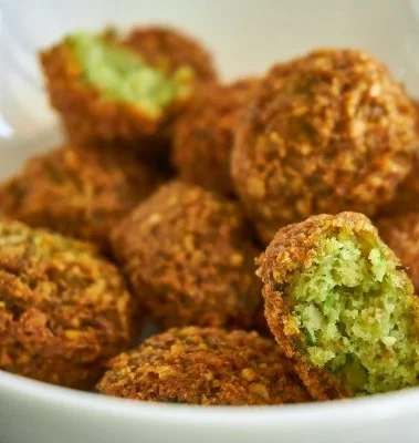 Zelfgemaakte falafel met tahinisaus op een bord