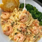 Romige Garnalen Alfredo met pasta en garnalen op een bord