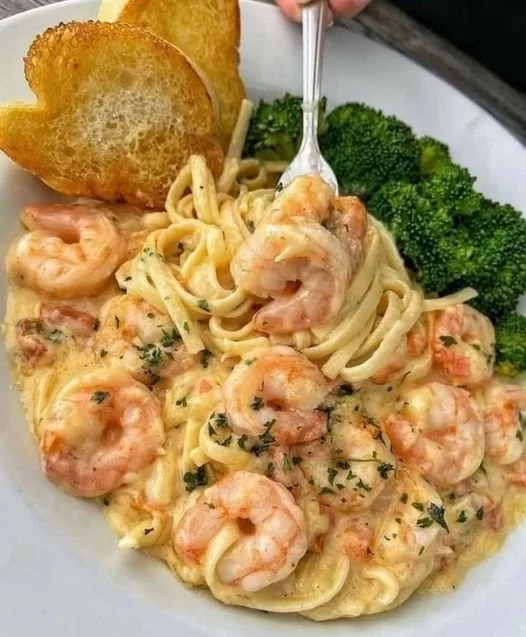 Romige Garnalen Alfredo met pasta en garnalen op een bord