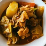 Rutabaga en aardappelstoofpot in een kom, een leuk en eenvoudig recept.