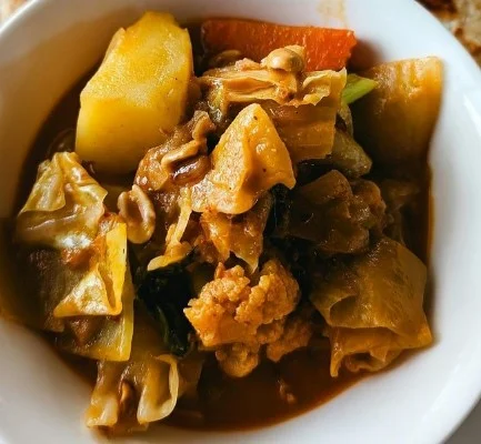 Rutabaga en aardappelstoofpot in een kom, een leuk en eenvoudig recept.