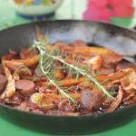 Spetzofai gerecht met paprika en kruiden in een pan