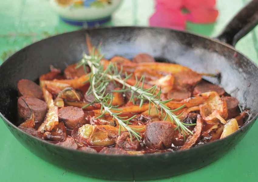 Spetzofai gerecht met paprika en kruiden in een pan