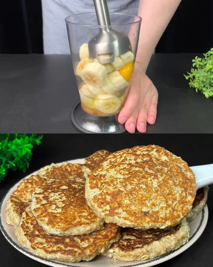 Suikervrije havermout-bananenpannenkoeken met banaan op een bord.