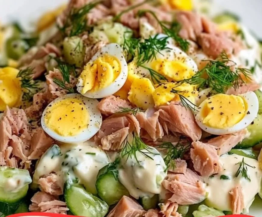 Tonijnsalade met ei en komkommer op een bord