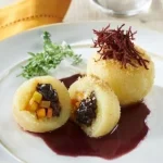 Vegan dumplings met koriander wortel en pruimvulling op een bord
