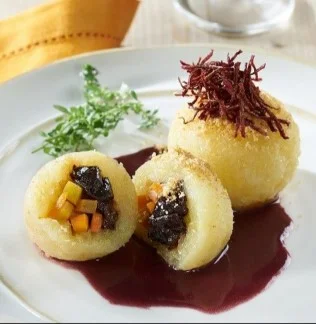 Vegan dumplings met koriander wortel en pruimvulling op een bord