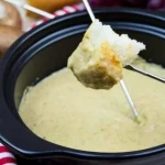 Heerlijke vegan fondue geserveerd met vers groenten en brood.