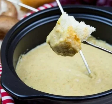 Heerlijke vegan fondue geserveerd met vers groenten en brood.