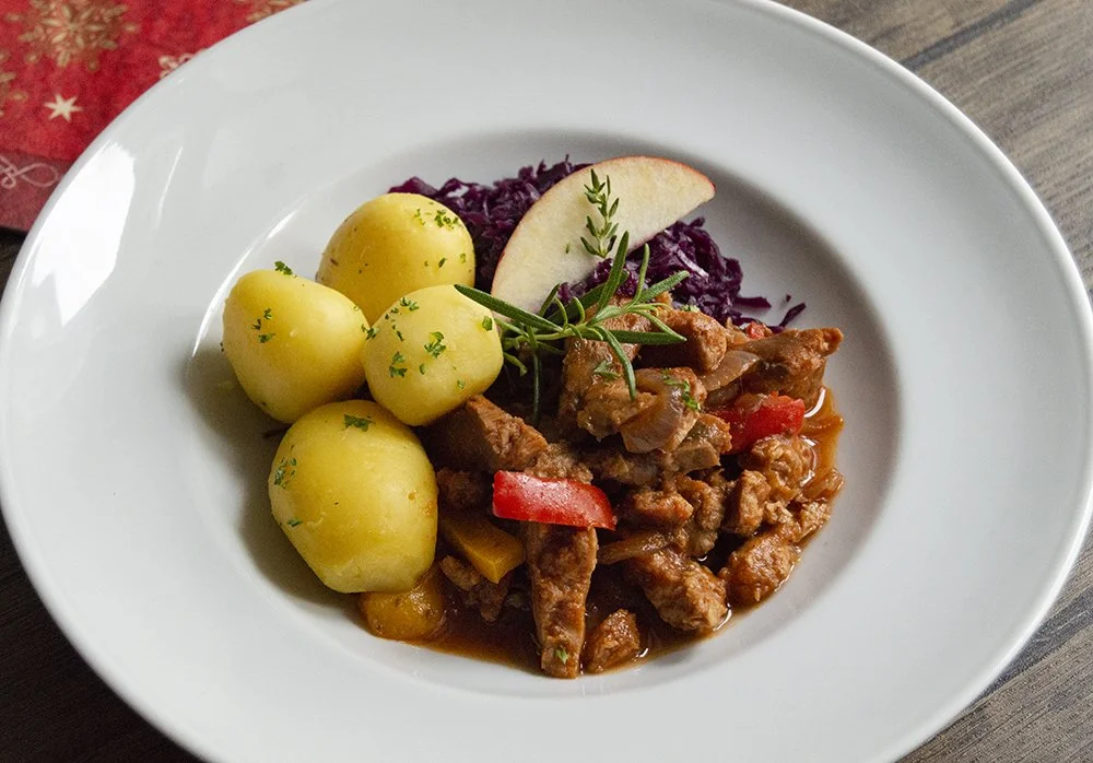 Vegan Goulash met rode kool en gekookte aardappelen op een bord