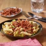 Vegan penne carbonara met romige saus en paddenstoelen.