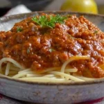 Bord met Vegetarische Bolognese en pasta, kleurrijk en gezond
