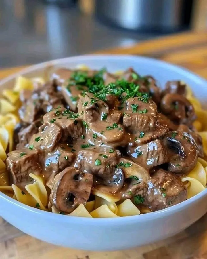 Heerlijk gerecht van Beef Stroganoff met romige champignonsaus op een bord.