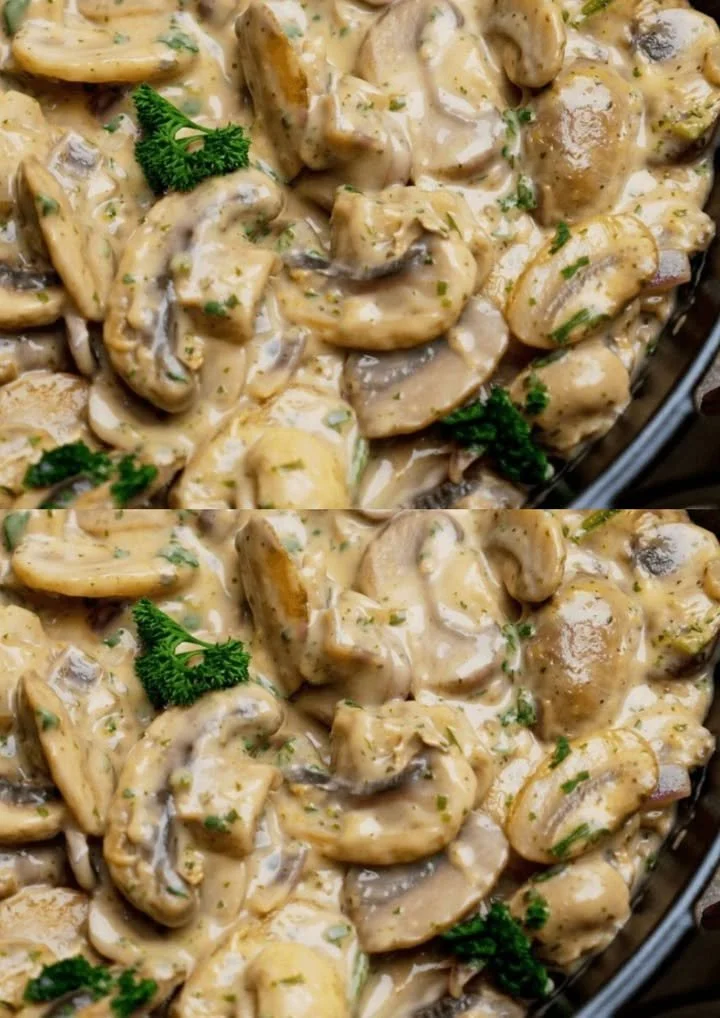 Malse varkensfilet met champignonroomsaus op een bord