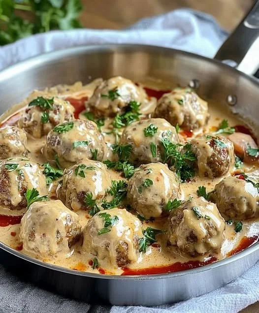 Gehaktballen met romige champignonsaus geserveerd met aardappelpuree