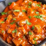Een kom Hongaarse goulash met groenten en vlees, perfecto voor een warme maaltijd.