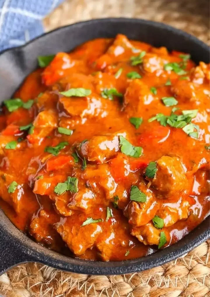 Een kom Hongaarse goulash met groenten en vlees, perfecto voor een warme maaltijd.
