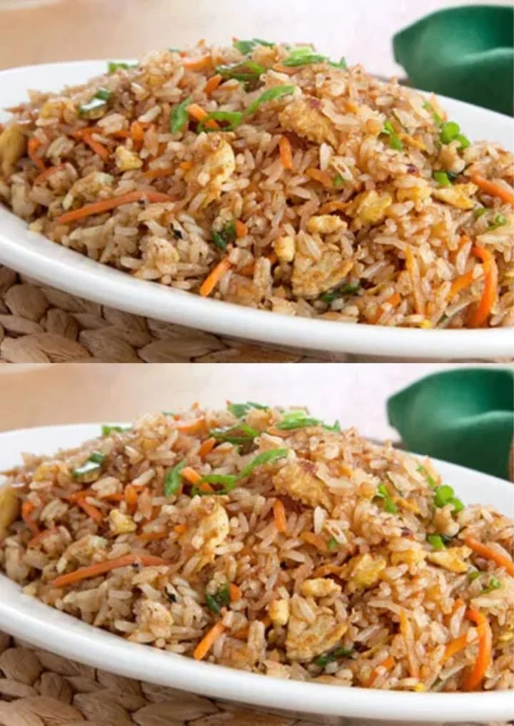 Heerlijke kip knoflook gebakken rijst in een kom, perfect voor een snel diner.