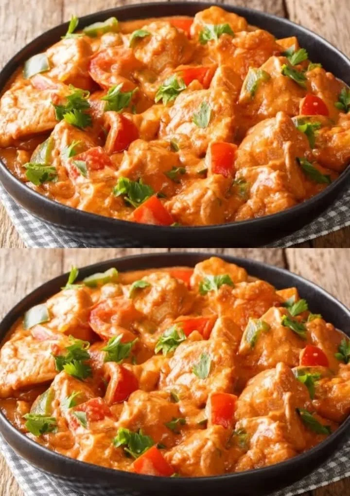 Kip met paprika gerecht, een smakelijke combinatie van kip en paprika.