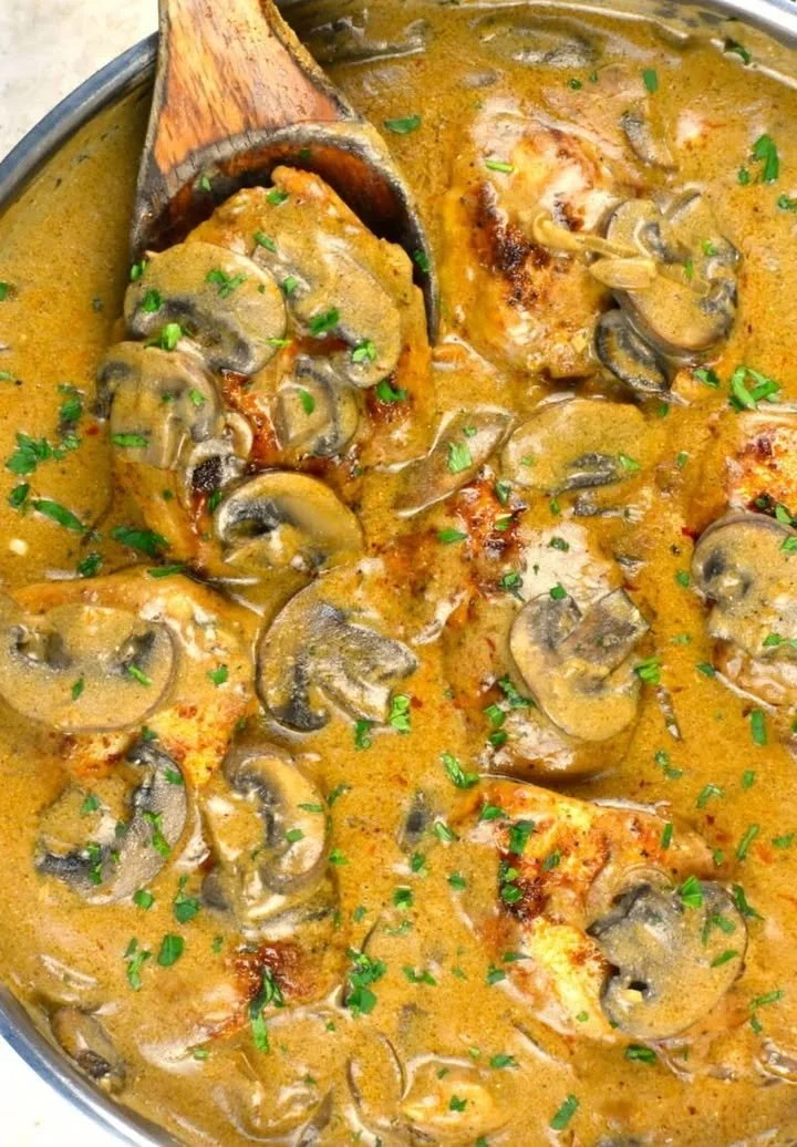 Heerlijke Kip Stroganoff in een romige saus met champignons en kruiden.