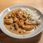 Smaakvolle Kip Stroganoff met romige saus en paddenstoelen.