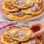 Heerlijke gestapelde pannenkoeken met fruit en siroop.