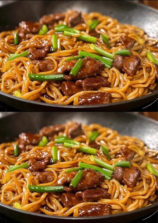 Een kleurrijk gerecht van roerbaknoedels met groenten en vlees.
