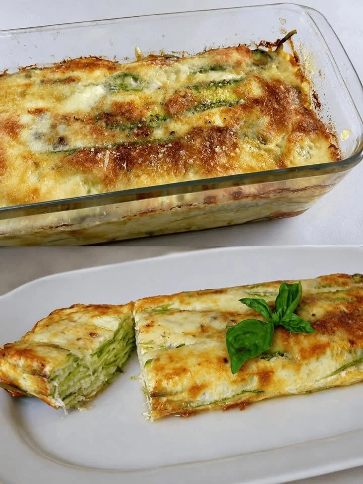 Zucchine schotel met eieren en kaas, een smakelijk en gezond gerecht.